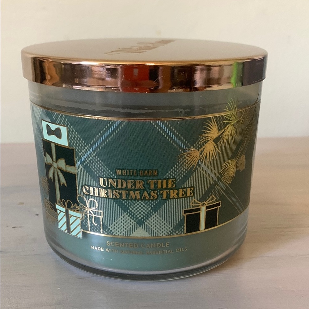 White Barn Under the Christmas Tree Scented Candle